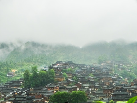 雨中苗寨