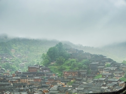 雨中苗寨