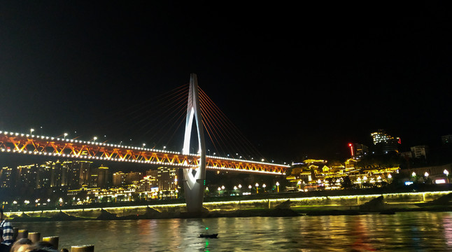 夜色中的钢铁大桥