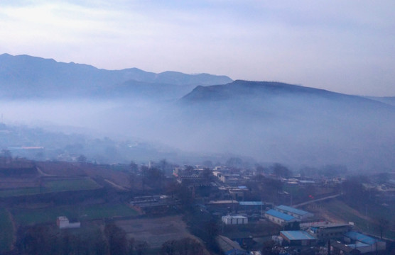 晨雾中的远山和村庄