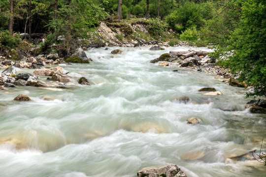 山涧溪流