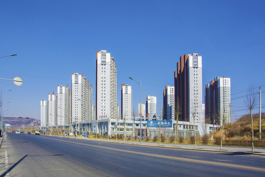 居民高层建筑群与柏油公路
