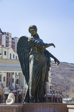 带翅膀的外国女天使铜雕像