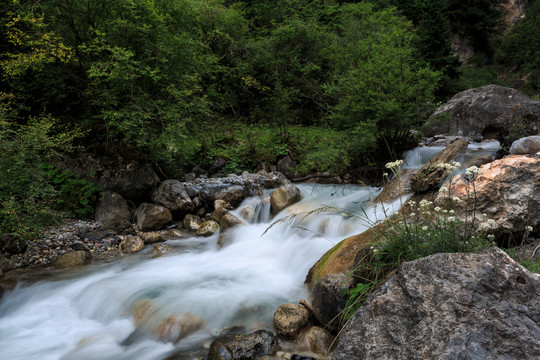 山涧溪流