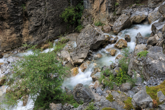 山涧溪流