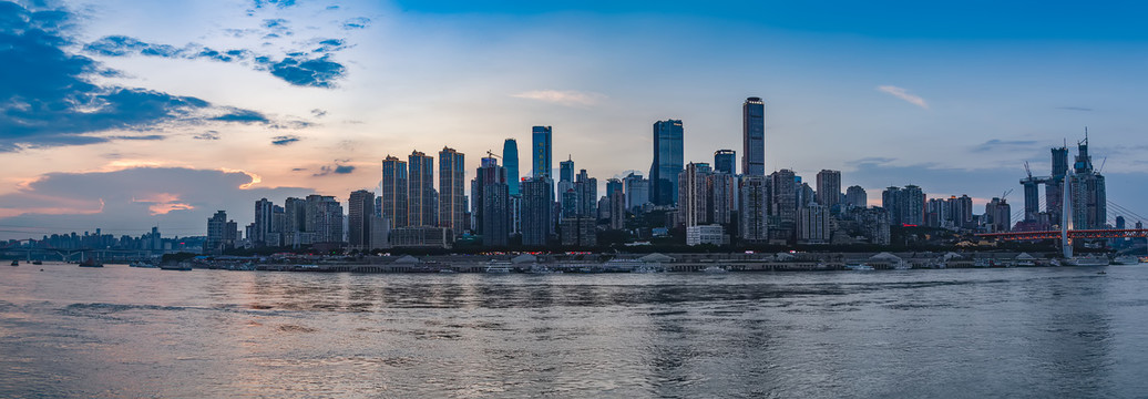 夕阳下的重庆渝中区全景