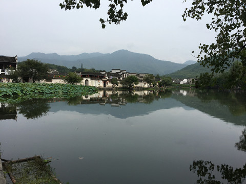 群山环抱