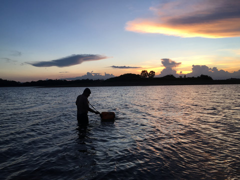 夕阳湖水