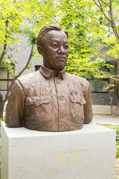 中央美术学院名师胡一川塑像