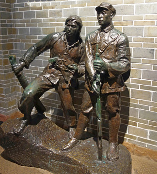 红军战士和赤卫队员雕塑