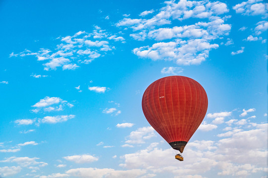 埃及沙漠与天空上的热气球