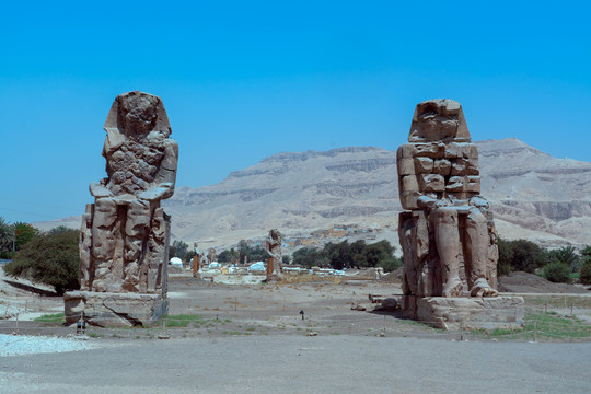 埃及出土文物哭泣的孟农神像