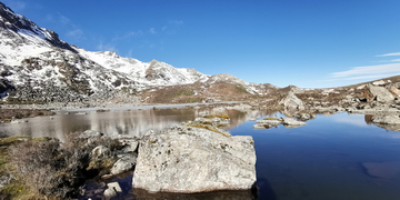 雪山湖泊