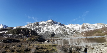 雪山湖泊