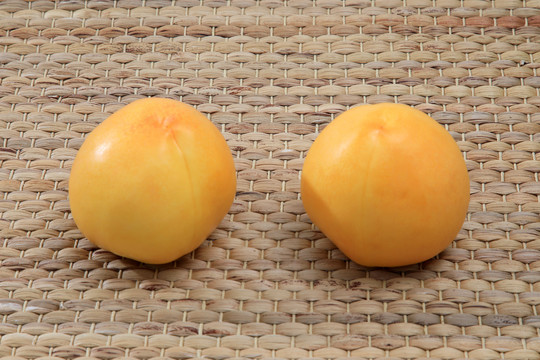 黄色油桃