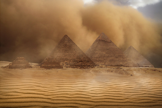 沙尘暴中金字塔