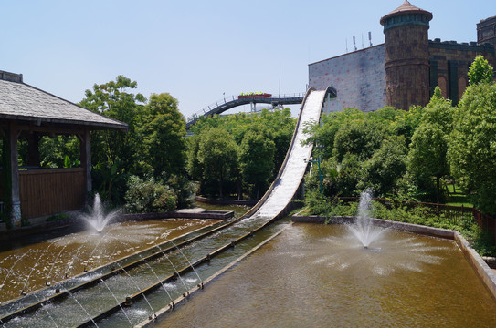 飞跃河谷