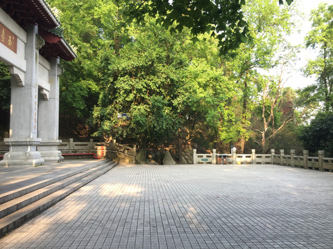 圭峰山玉台寺牌坊休闲广场