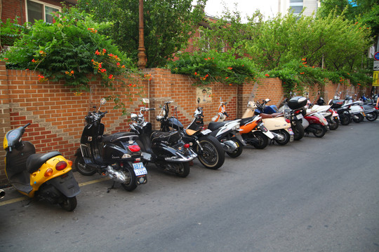 韩国首尔街头一排摩托车