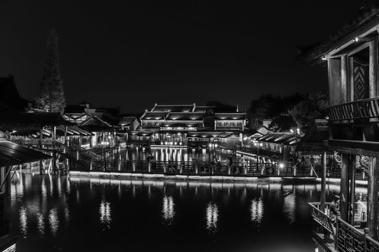 黑白古镇夜景