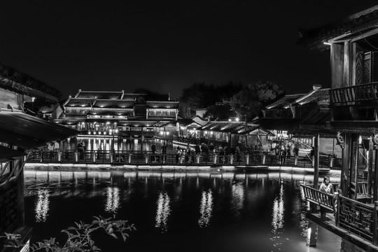 黑白古镇夜景