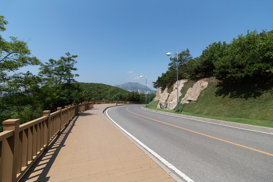 带木栈道无人的道路