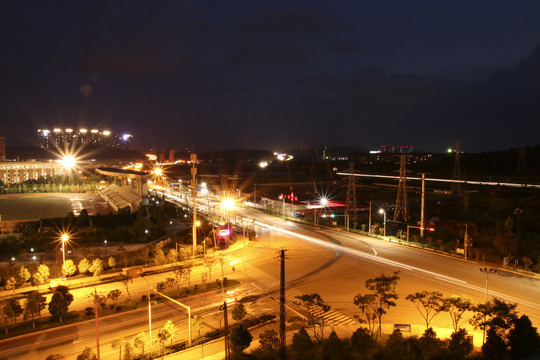 呈贡医科大学丁字路口夜景