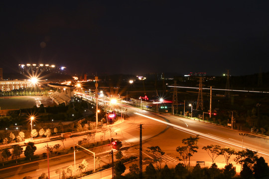 呈贡医科大学丁字路口夜景