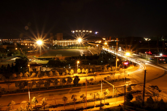 呈贡医科大学丁字路口夜景