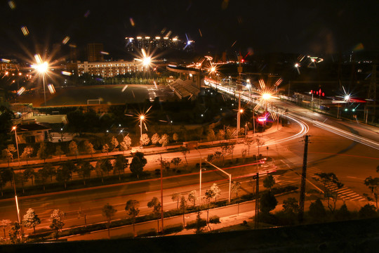 呈贡医科大学丁字路口夜景