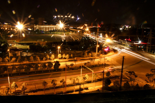 呈贡医科大学丁字路口夜景