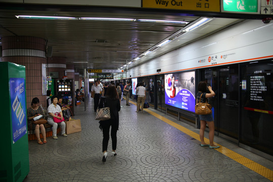 韩国首尔地铁站台