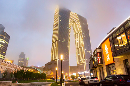 江苏苏州东方之门夜景