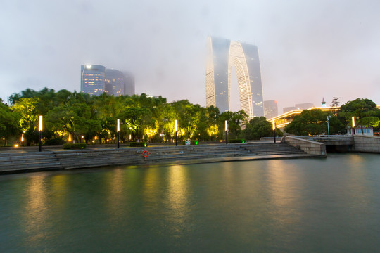 江苏苏州东方之门夜景