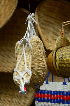 传统草鞋和竹编