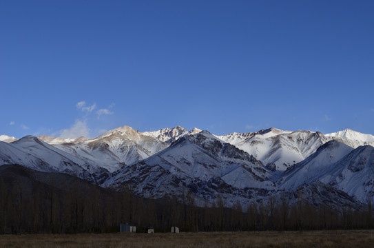 雪山连绵