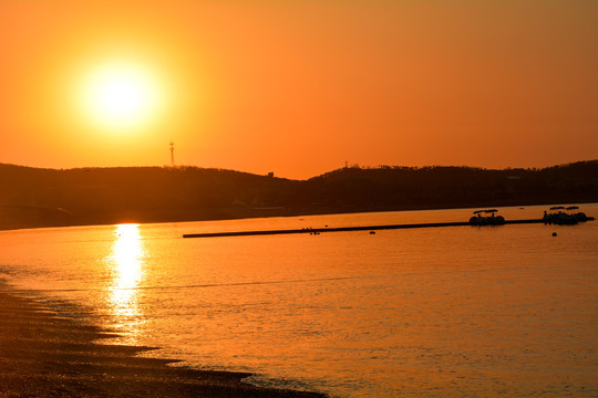 夕阳余晖下的大海小船