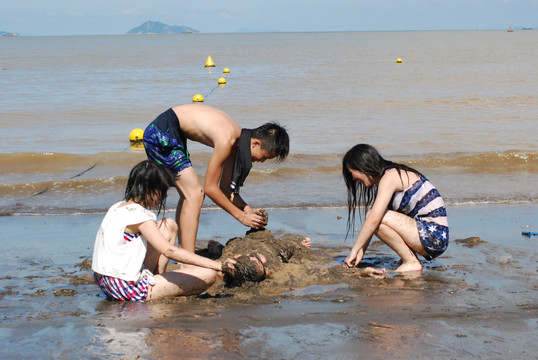 在澳门路环岛黑沙海滩玩