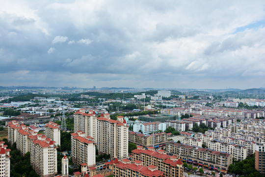 风雨欲来的小镇