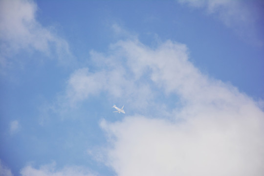 飞机穿越云海