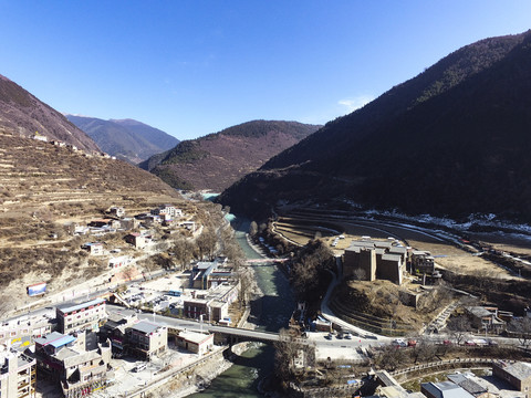 藏区荒无人烟道路航拍