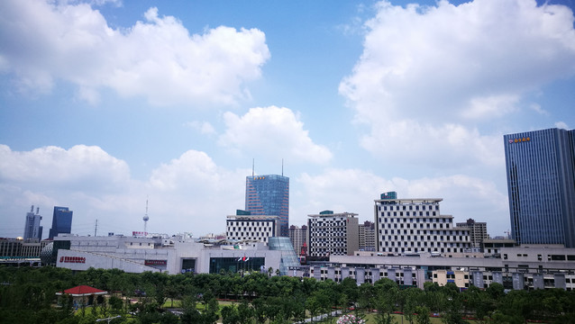 上海城市的蓝天白云