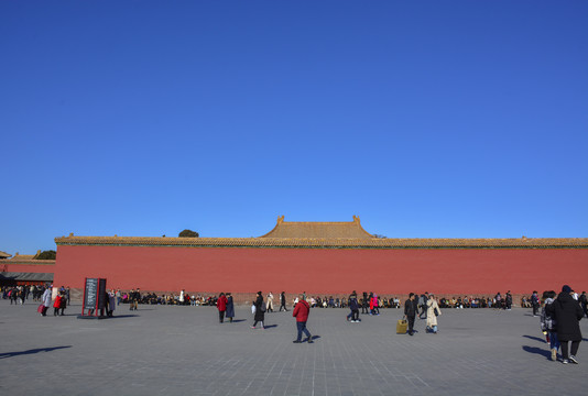 北京故宮城墻下