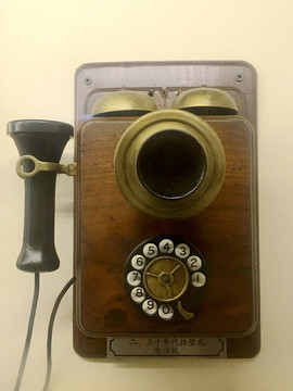 30年代的挂壁式电话机