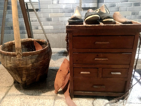 旧上海民国时期的修鞋摊