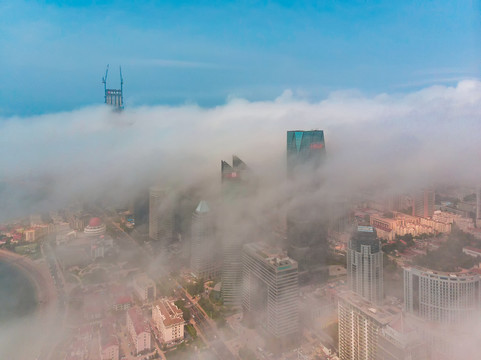 平流雾下的青岛