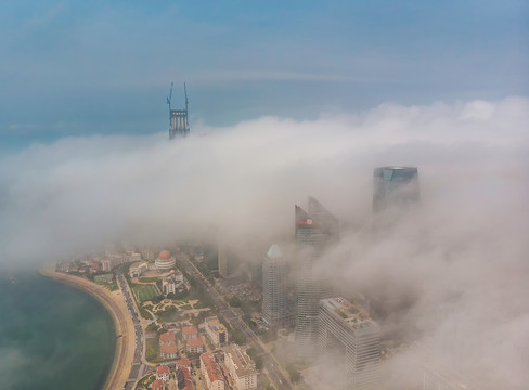 平流雾下的青岛