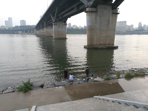 汉江大桥底垂钓