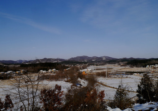 山区冬天下雪的农田