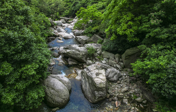 庐山三叠泉峡谷幽深